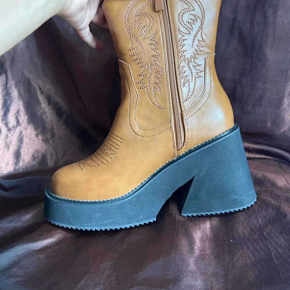 Chunky platform western boots in tan synthetic material 🤎 - Picture 4 of 10